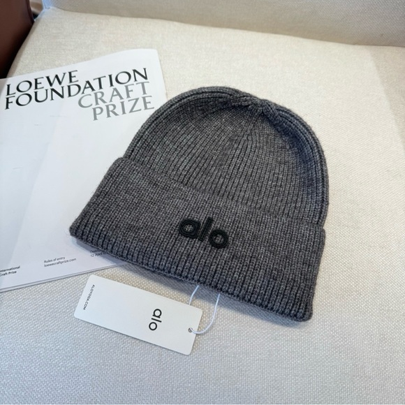 ALO Yoga Charcoal Ribbed Beanie - Picture 1 of 7